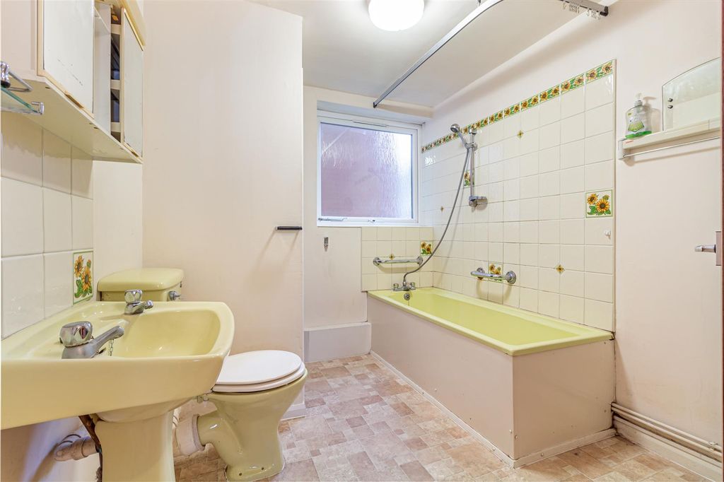 Additional image 16 of 3 bed flat for salePriory Road, Malvern WR14