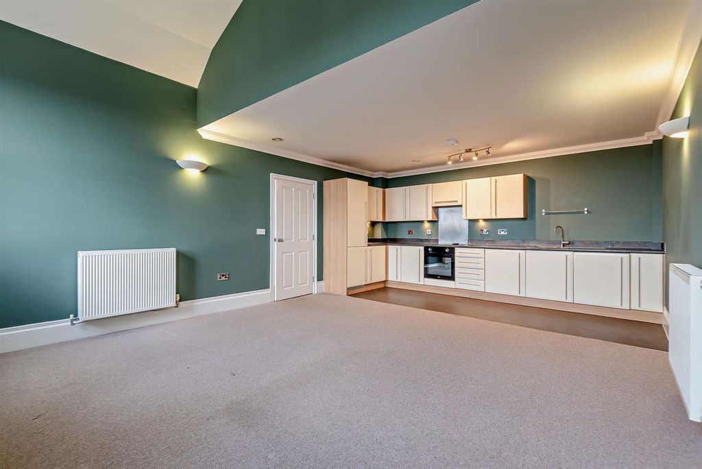 Property photo 2 of 10 8676508-Interior07-800.Jpg