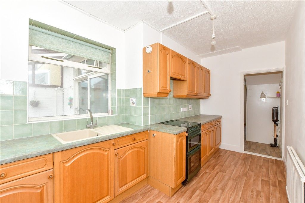 Property photo 3 of 10 Kitchen