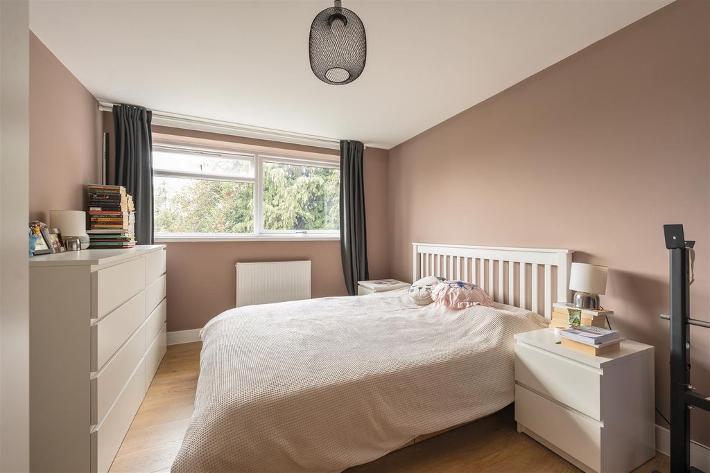 Property photo 3 of 18 Lynwood Close, E18