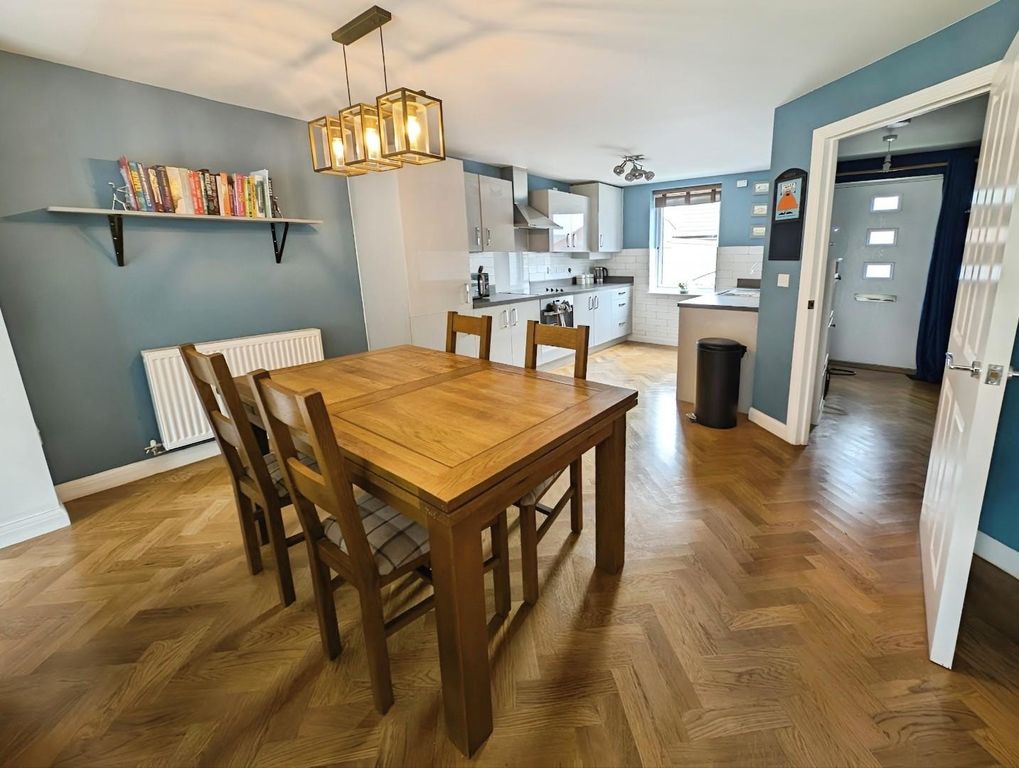 Property photo 2 of 18 d88F624d-Diner 20Kitchen.Jpg