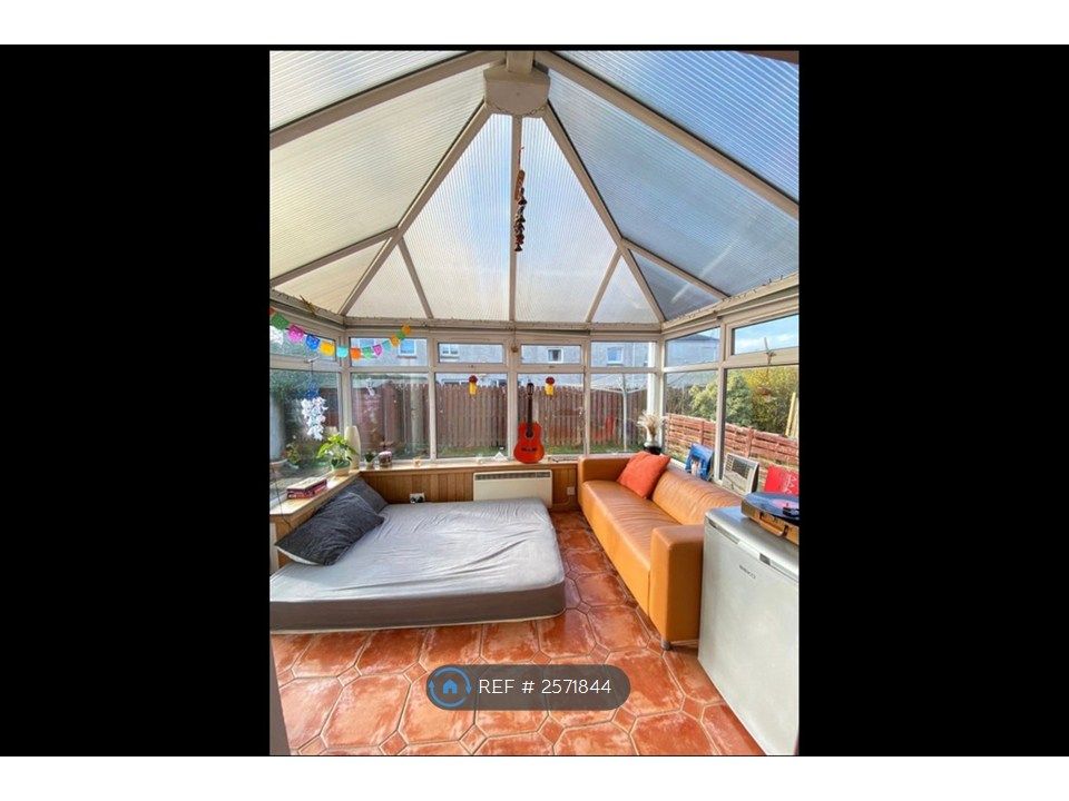 Property photo 3 of 11 Conservatory With Mattress