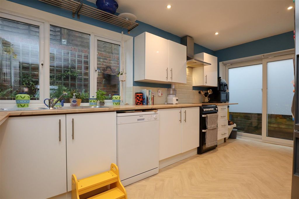 Property photo 3 of 11 Kitchen