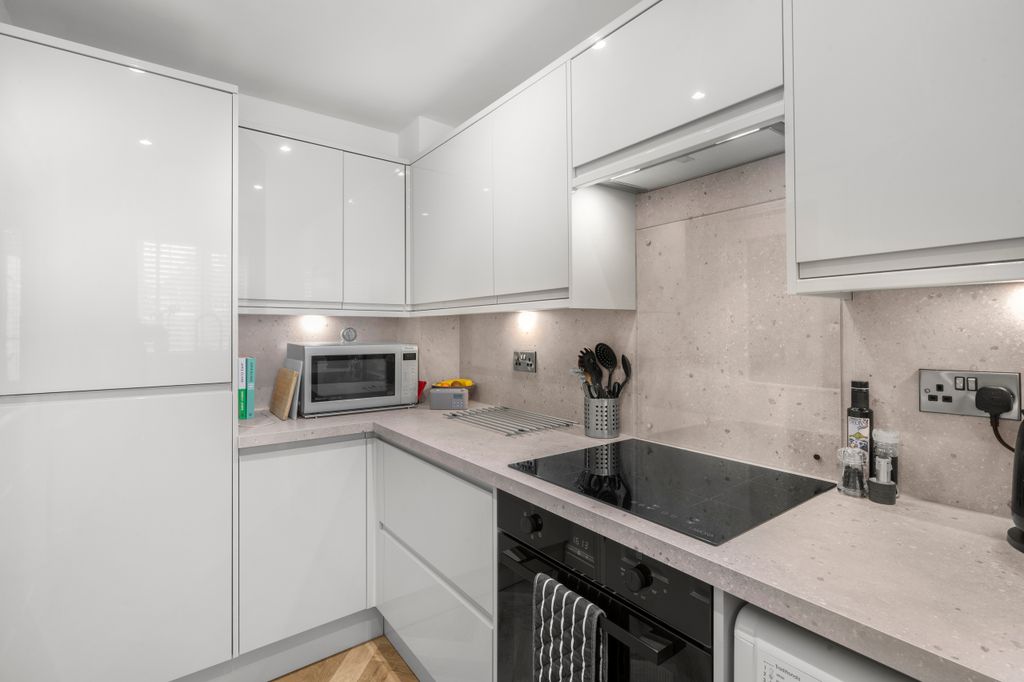 Property photo 3 of 11 Kitchen