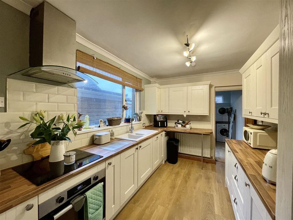 Property photo 3 of 17 Kitchen