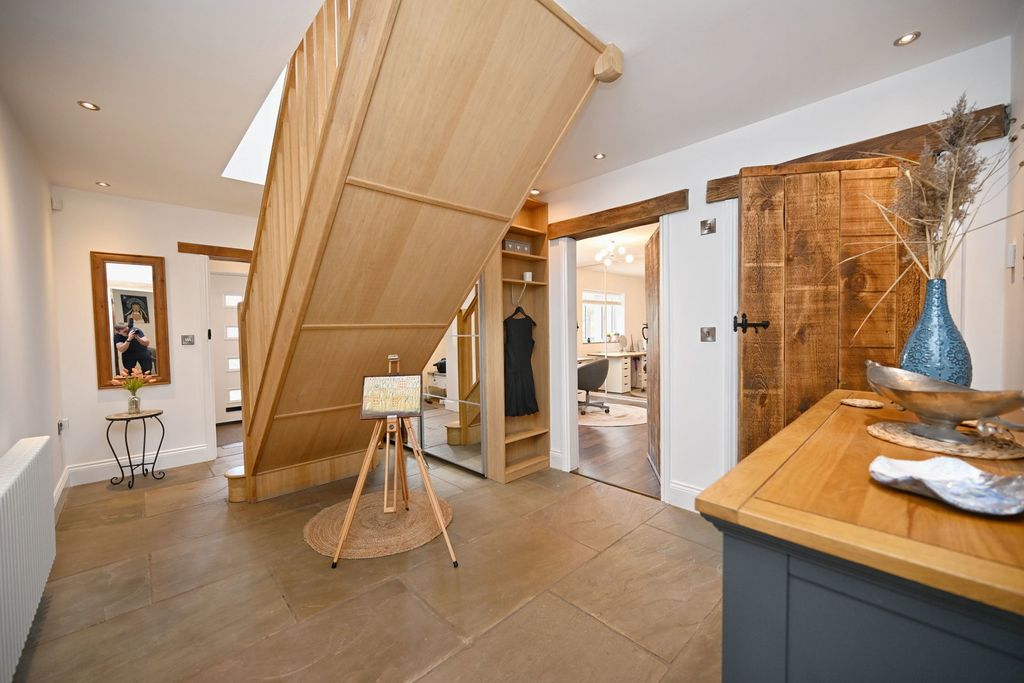 Property photo 2 of 33