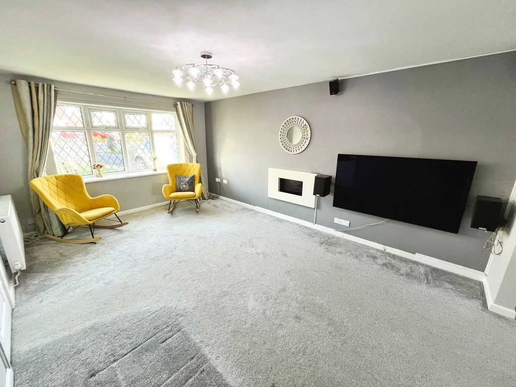 Property photo 2 of 18 Lounge
