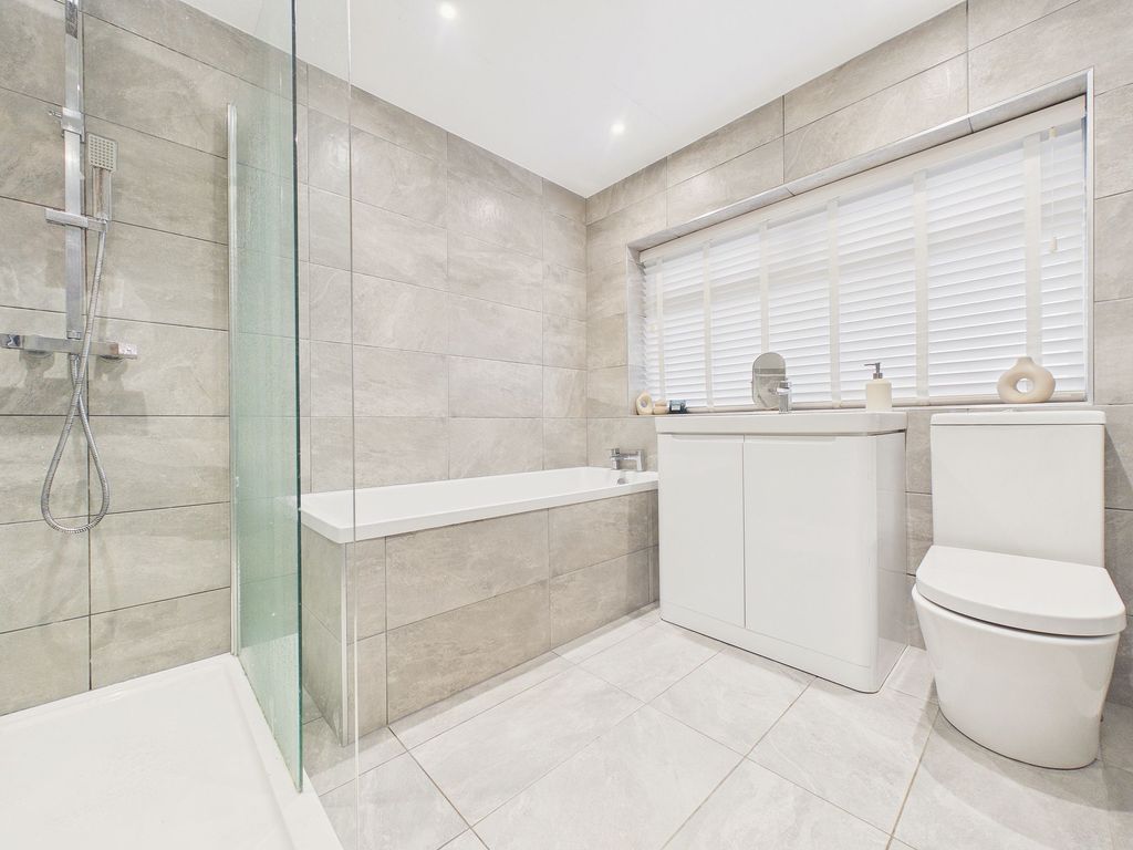 Property photo 2 of 10 Bathroom