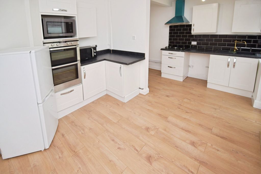 Property photo 2 of 18 Kitchen
