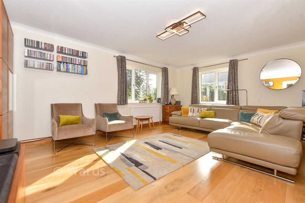 Property photo 1 of 8 Lounge