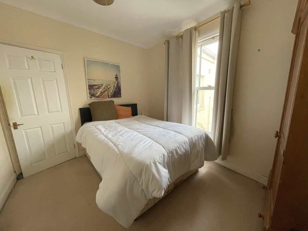 Property photo 3 of 13 Bed Middle Porthcawl Cf36