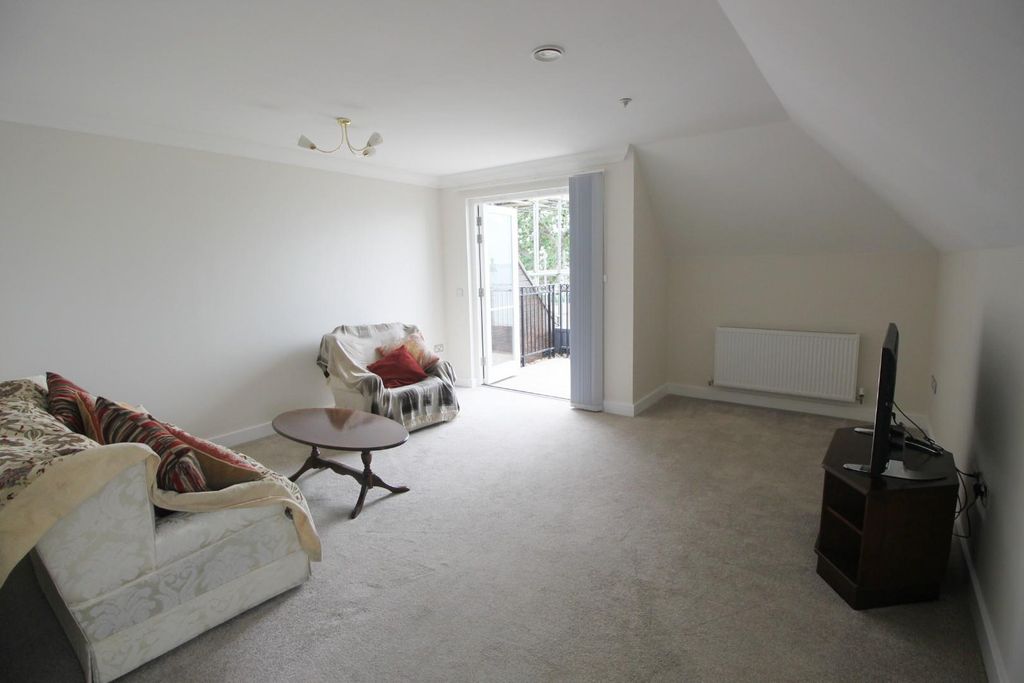 Property photo 3 of 22 Liv 1.Jpg