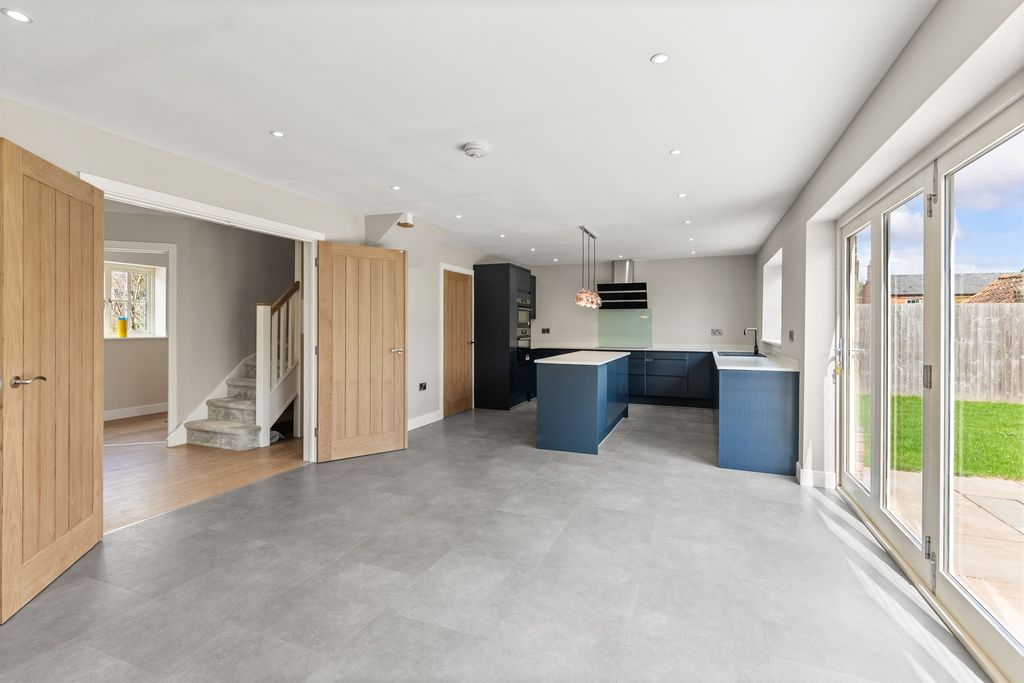 Property photo 2 of 33