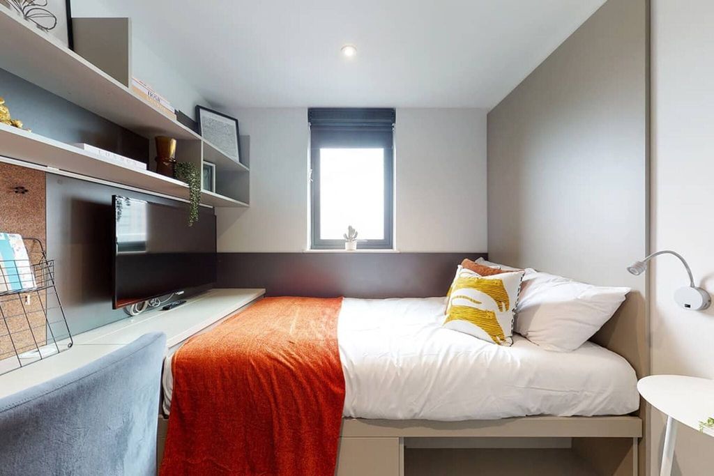 Property photo 1 of 9 Bedroom