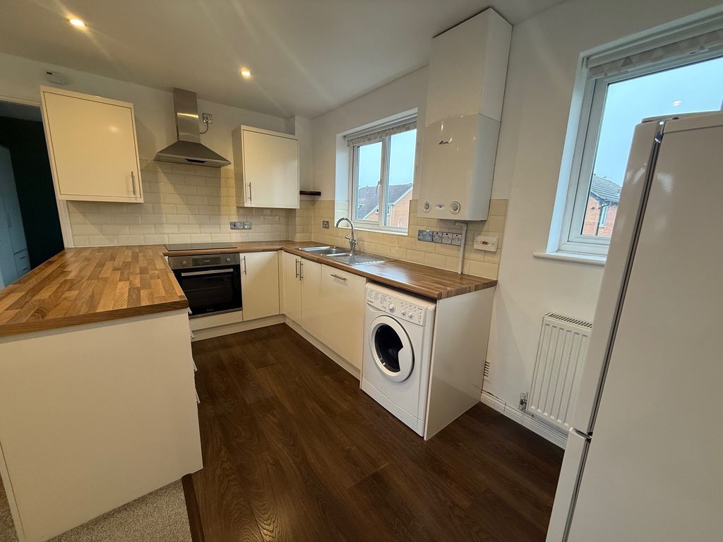 Property photo 3 of 10 Kitchen