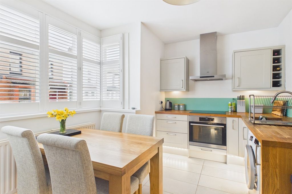 Property photo 3 of 11 Kitchen