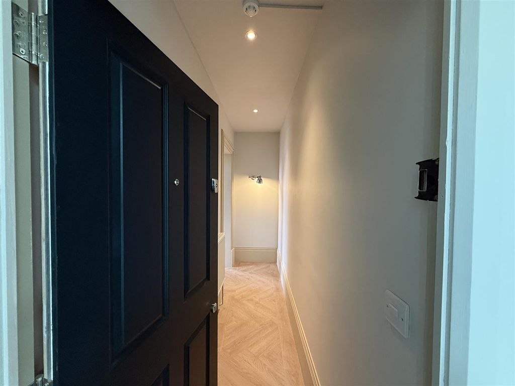 Property photo 3 of 9 Hallway