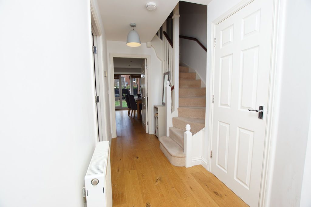Property photo 2 of 28 Entrance Hall