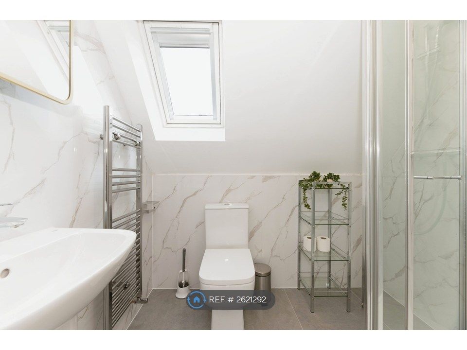 Property photo 2 of 9 Room 5 Ensuite