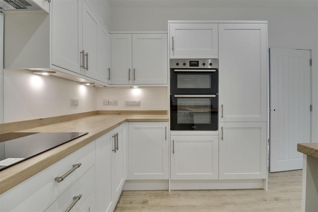 Property photo 3 of 18 5B8187Fa-2Dcd-4C59-B4C2-03B2F658Baef_1_201_A.Jpeg