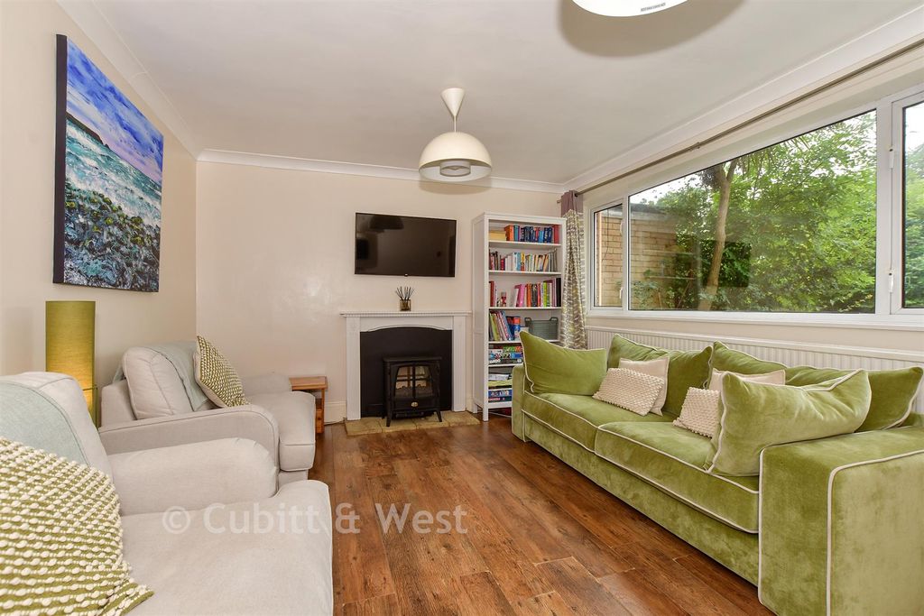 Property photo 1 of 11 Lounge