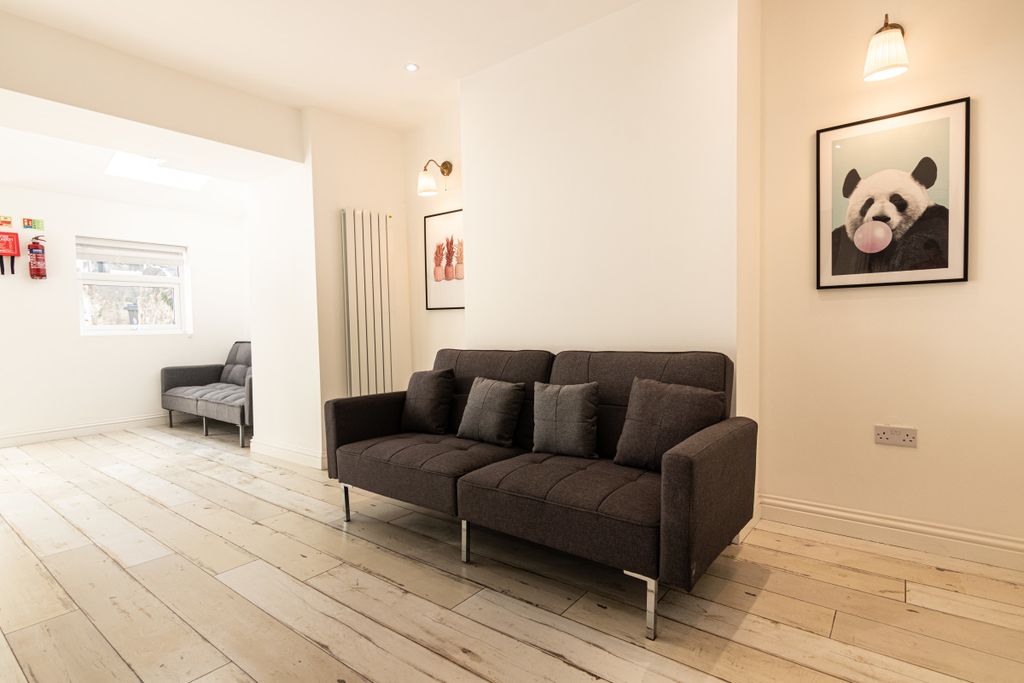 Property photo 1 of 7 5 Gladstone Terrace Living Room