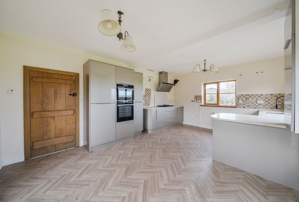 Property photo 3 of 13 1386021-8-69385E6...