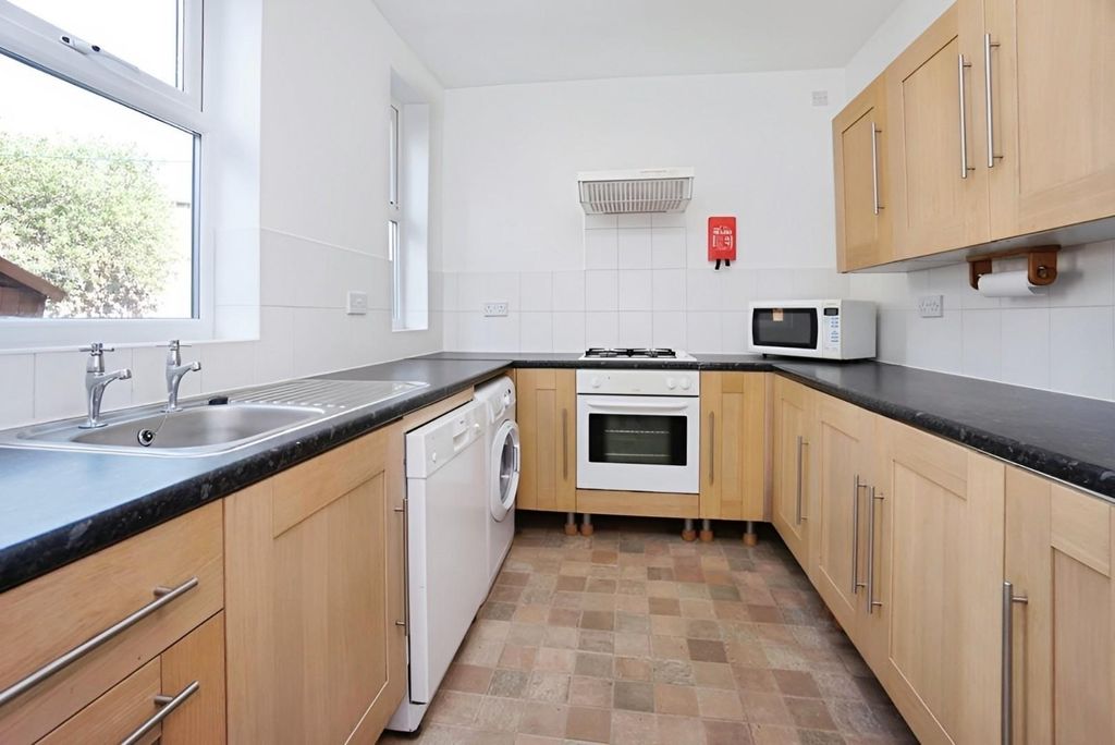 Property photo 2 of 9 Kitchen