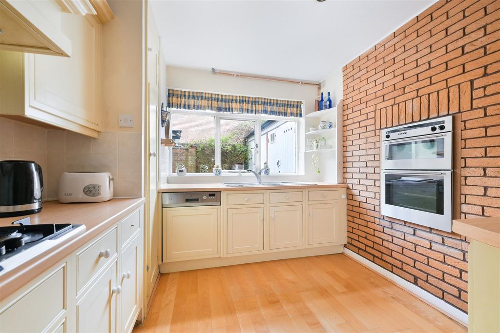 Property photo 3 of 30 Walton Heath Cottage- (11).Jpg