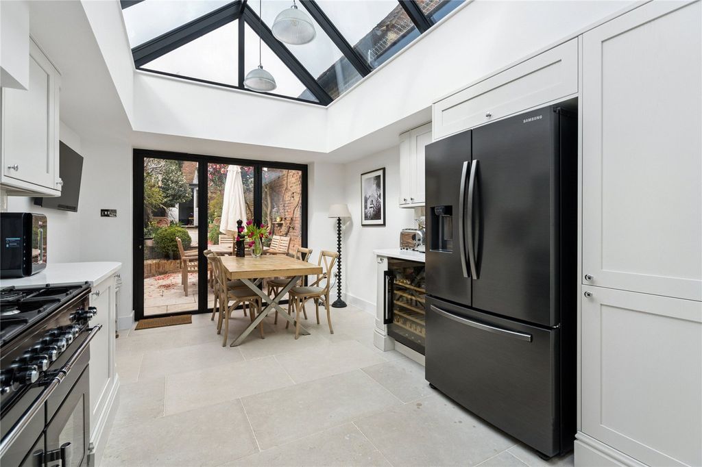 Property photo 3 of 19 Kitchen