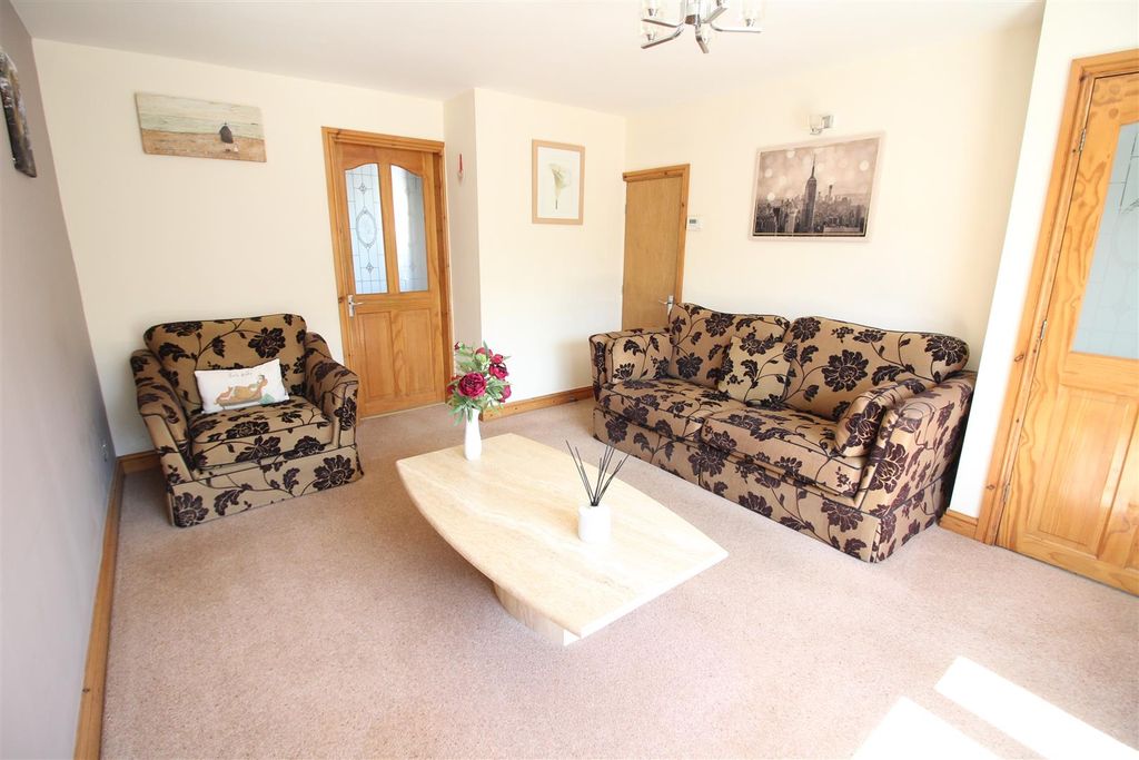 Property photo 2 of 19 Fitted Kitchen