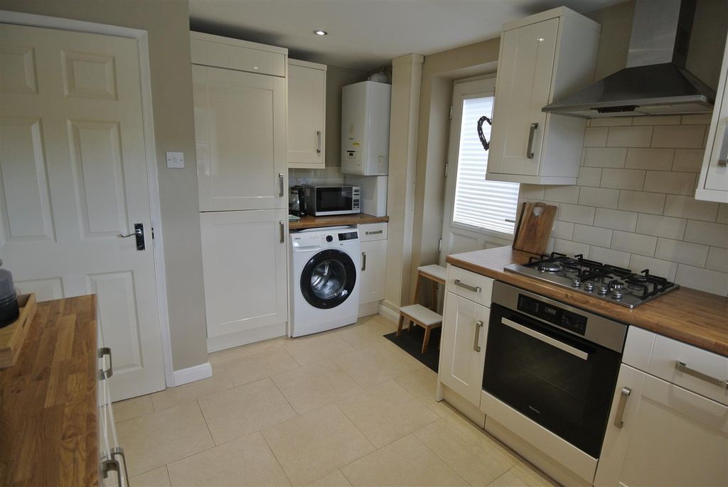 Property photo 3 of 16 Kitchen