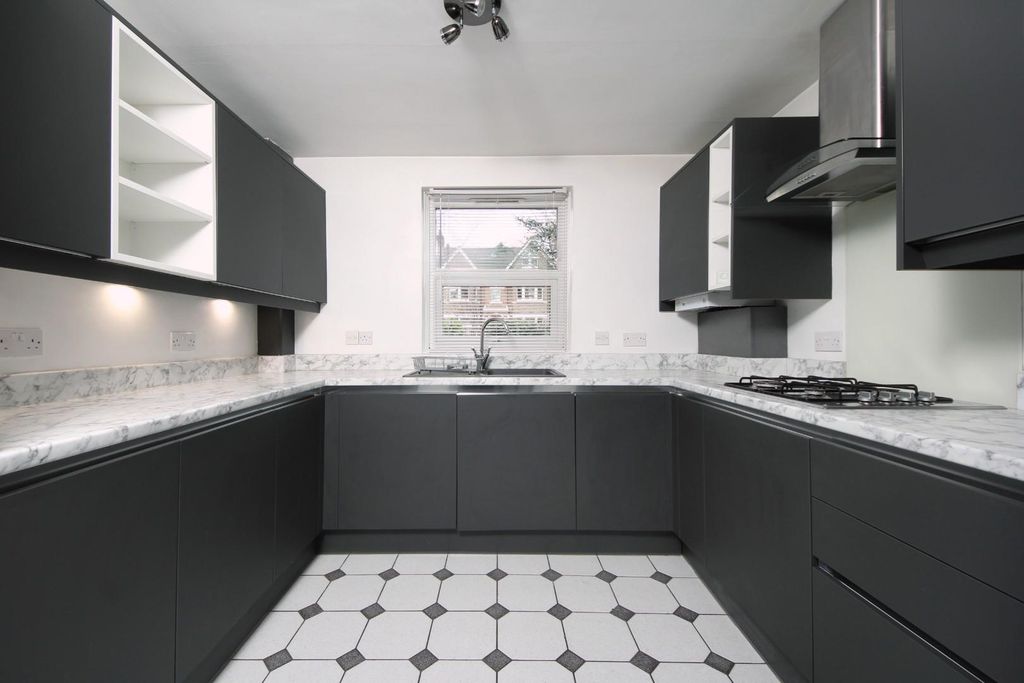 Property photo 3 of 15 St Leonards Rd (18).Jpg