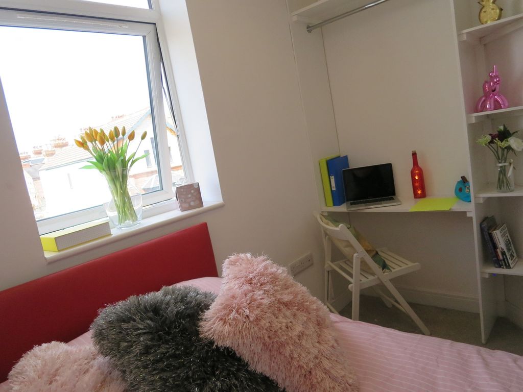 Property photo 2 of 9 A Bright And Inviting Double Bedroom Featuring A c...
