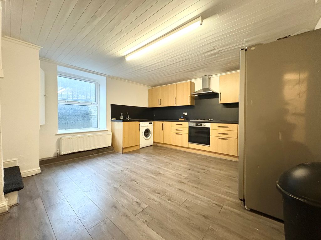 Property photo 3 of 11 Kitchen