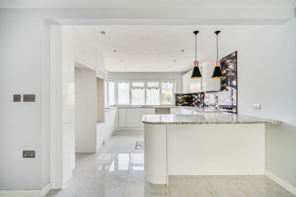 Property photo 3 of 26 1331761-1-688795A...