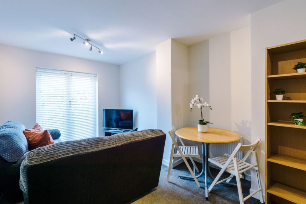Property photo 1 of 9 5Sg - Living Area