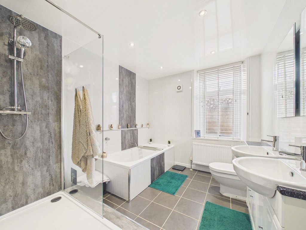 Property photo 3 of 15 Bathroom