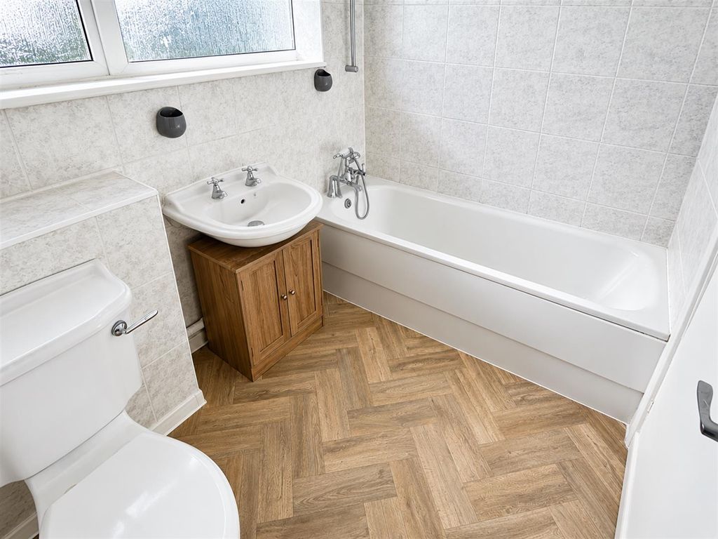Property photo 3 of 11 Bathroom