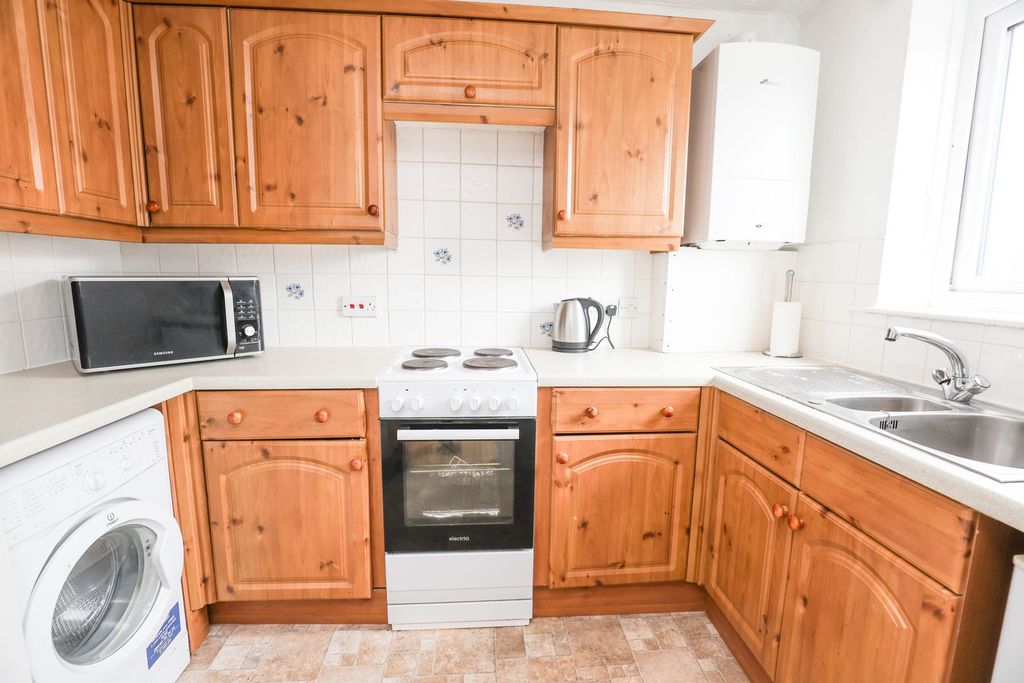 Property photo 3 of 11 Kitchen