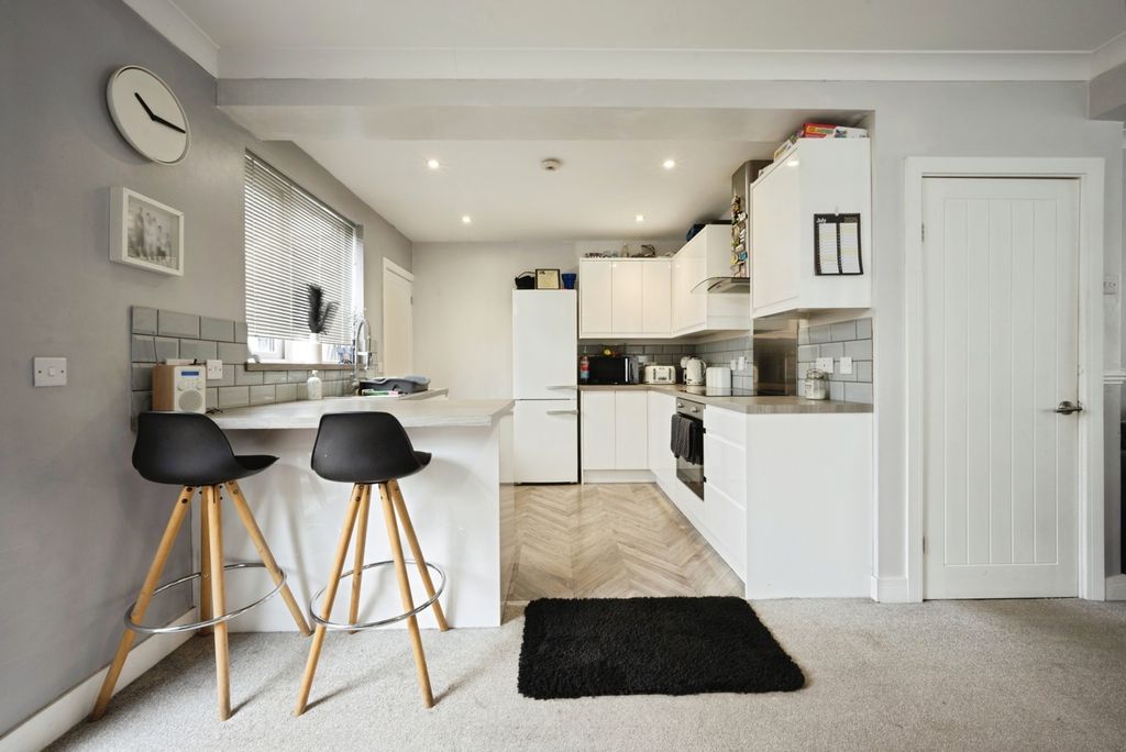 Property photo 3 of 17 Kitchen