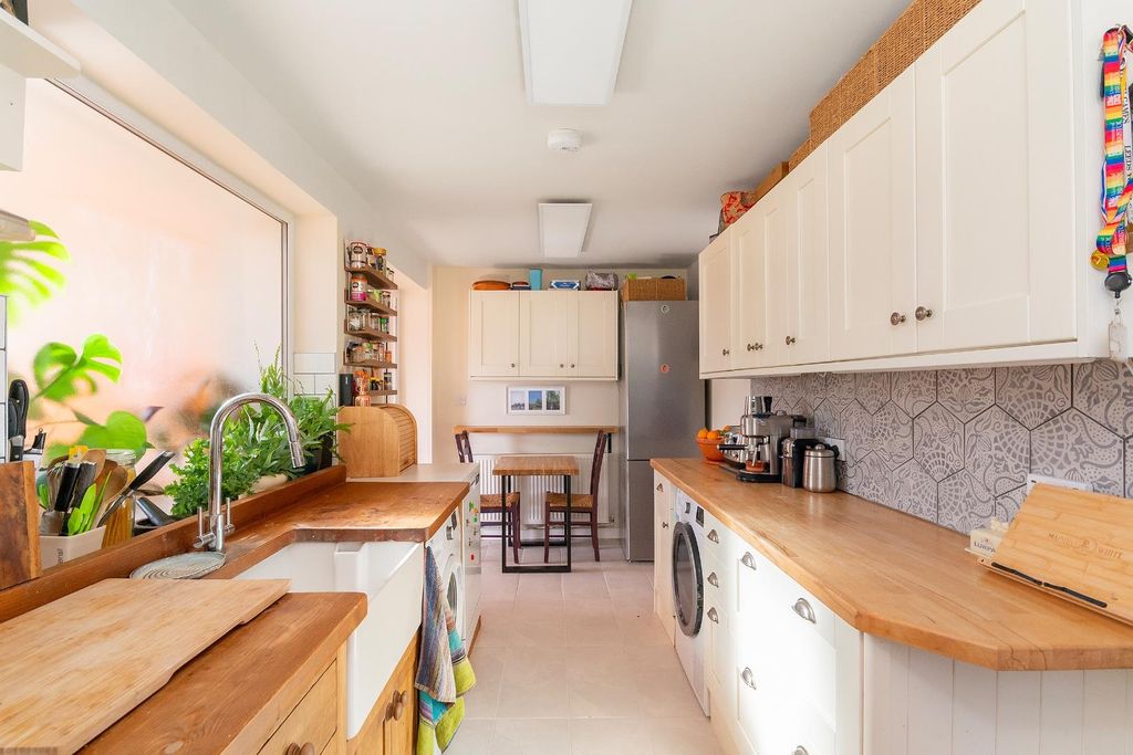 Property photo 3 of 28 1W3R3HD - Kitchen A.Jpg