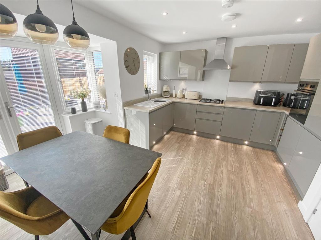 Property photo 1 of 20 Kitchen/Dining Room