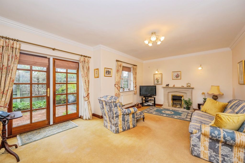 Property photo 3 of 21 Lounge: