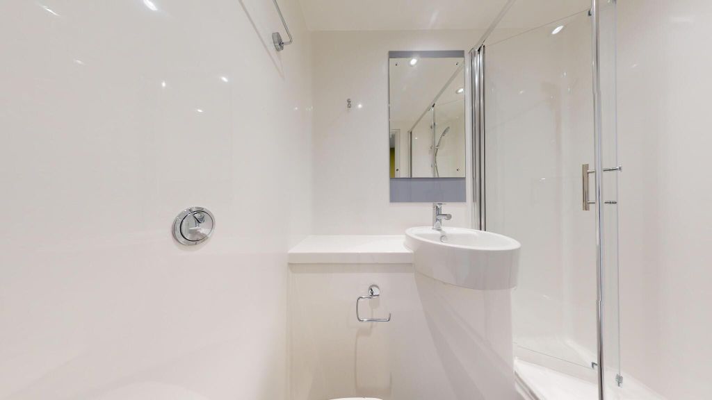 Property photo 2 of 8 Bathroom