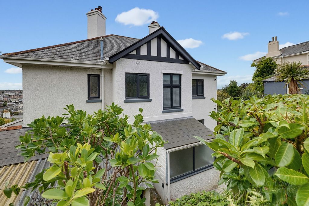 Property photo 3 of 49