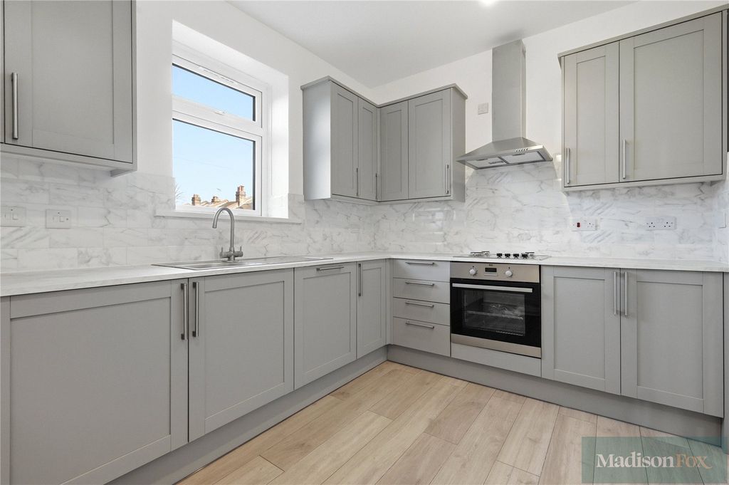 Property photo 3 of 31 Picture No. 12