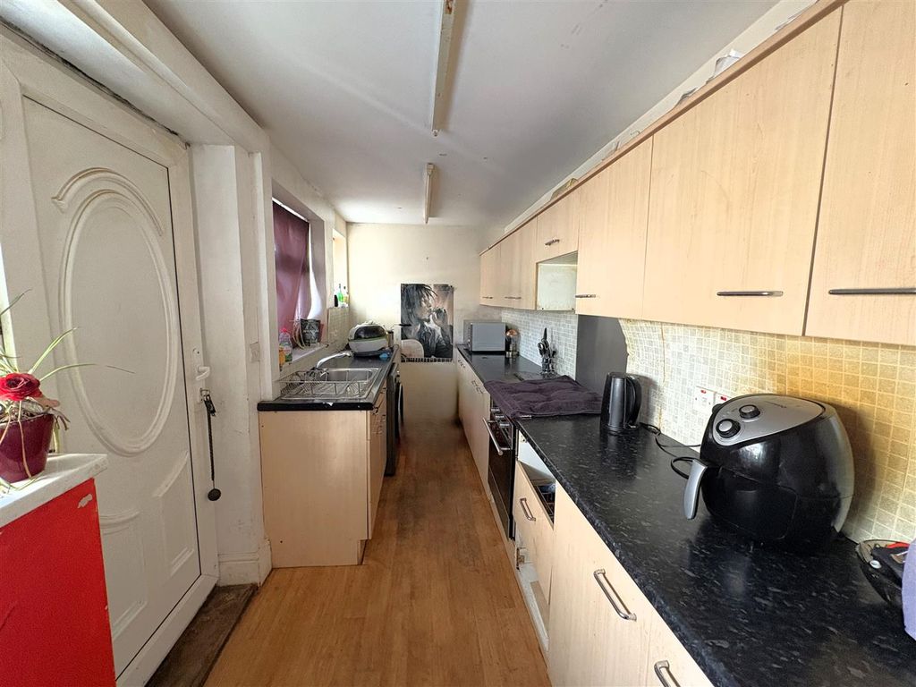 Property photo 3 of 9 Kitchen.Jpg