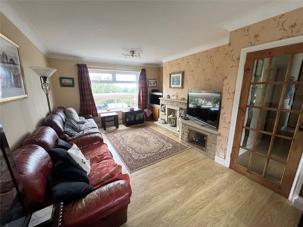 Property photo 3 of 12 Lounge