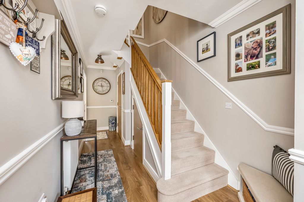 Property photo 3 of 19 Entrance Hall